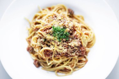 spagetti makarna bolognaise sığır eti ve domates ile parmesan soslu