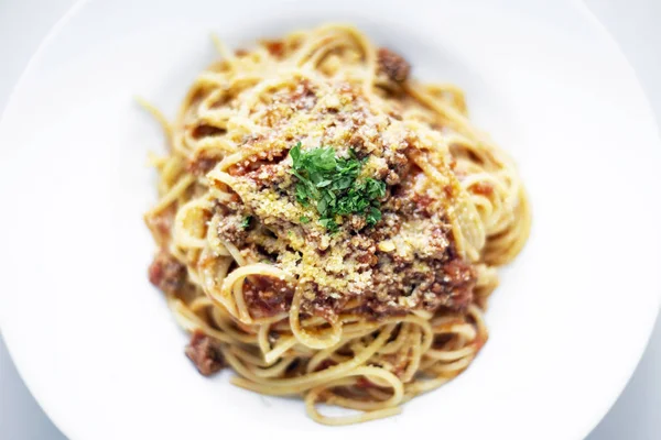 Pasta de espaguetis boloñesa con carne de res y salsa de tomate parmesano — Foto de Stock