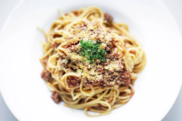 spagetti makarna bolognaise sığır eti ve domates ile parmesan soslu