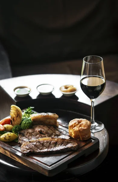 Sunday roast beef traditional british meal set on table — Stock Photo, Image