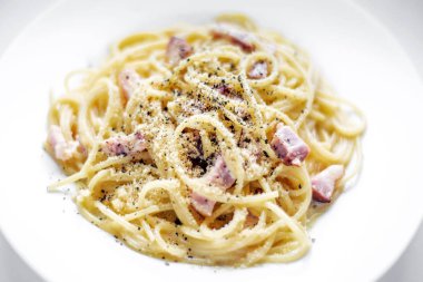 spagetti makarna carbonara pastırma ham krem ve kampot biber ile