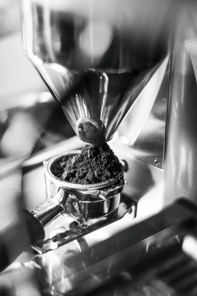 Fare Caffè Espresso Bianco Nero Vicino Dettaglio Con Moderna Macchina — Foto Stock