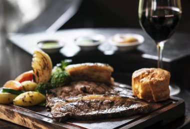 gurme pazar rostosu sığır eti geleneksel İngiliz yemek eski ahşap pub masaya ayarla