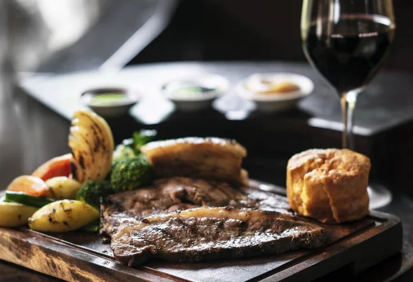 Gourmet Sunday Roast Beef Traditional British Meal Set Old Wooden — Stock Photo, Image