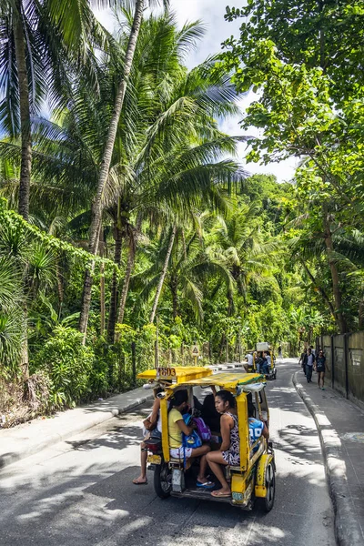 市内中心部の主要道路にトゥクトゥクのトゥクトゥク トライク タクシー ローカル転送島フィリピン — ストック写真