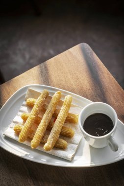 churros con Çikolata geleneksel İspanyol tatlı kahvaltı seti ahşap masa üzerinde