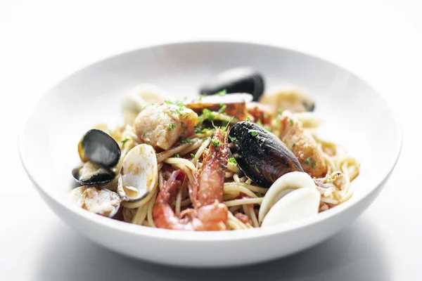 イタリア混合新鮮な魚介類エビ ムール貝ホタテとアサリのスパゲティ — ストック写真