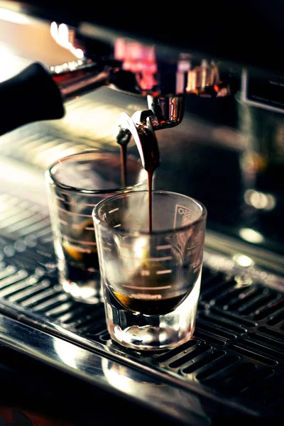 Fare Caffè Espresso Vicino Dettaglio Con Moderna Macchina Caffè Bicchieri — Foto Stock
