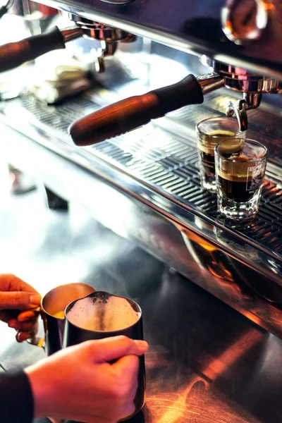 モダンなカフェのマシンで詳細を閉じるエスプレッソ コーヒーを作る — ストック写真