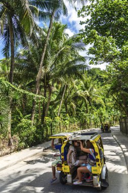 tuk tuk trike taksi yerel ulaşım ana yol merkezi boracay Adası Filipinler