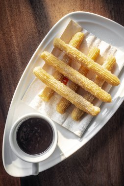 churros con Çikolata geleneksel İspanyol tatlı kahvaltı seti ahşap masa üzerinde