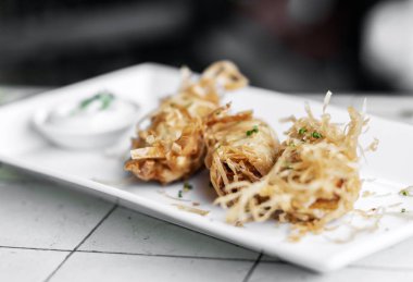 Asya kızarmış pilav makarna karides böreği başlangıç yemek Singapur'da