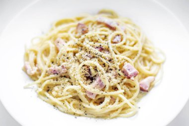 spagetti makarna carbonara pastırma jambon krem ve kampot biber çanak