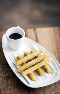churros con Çikolata geleneksel İspanyol tatlı kahvaltı seti ahşap masa üzerinde