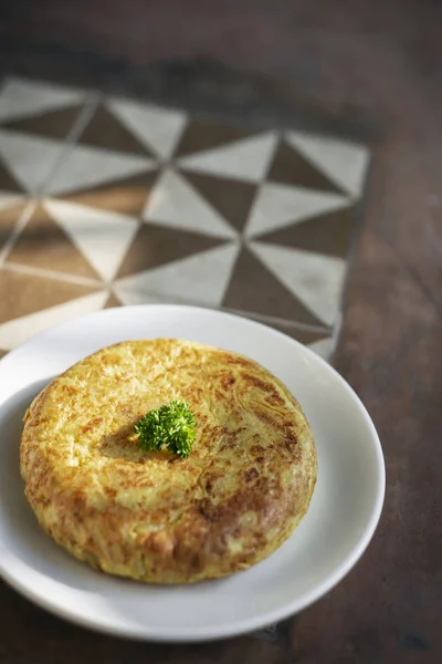 Spanyol Tortilla Omlet Geleneksel Tapas Yemek Geleneksel Rustik Eski Fayans — Stok fotoğraf