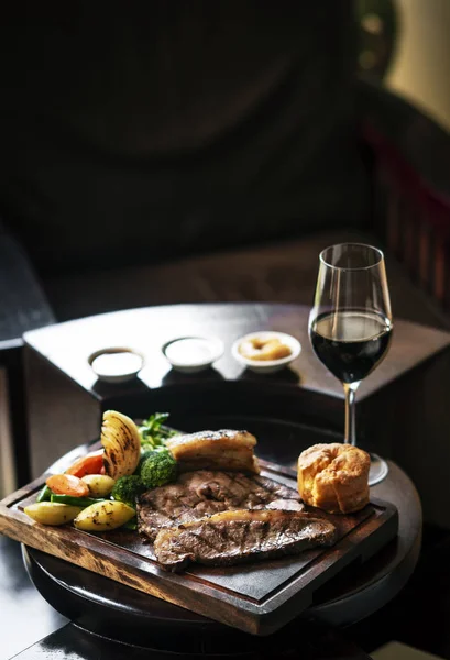 Gourmet Sunday Roast Beef Traditional British Meal Set Old Wooden — Stock Photo, Image