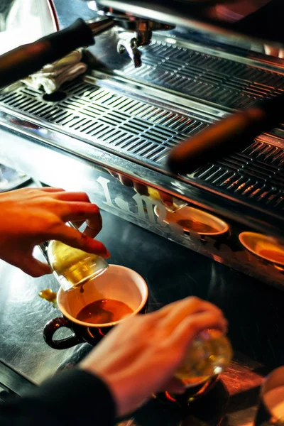 Приготовление Кофе Эспрессо Близко Деталям Современной Кофе Машиной — стоковое фото