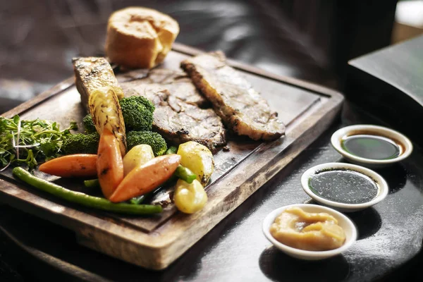 Gourmet Sunday Roast Beef Comida Británica Tradicional Establecido Vieja Mesa — Foto de Stock