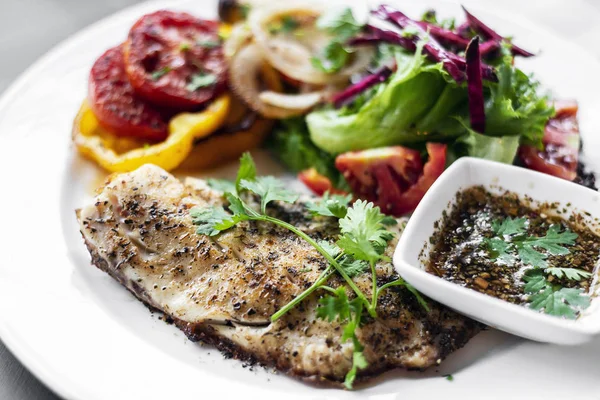 Tilapia Visfilet Met Gemengde Salade Gegrilde Groenten Kruid Vinaigrette Saus — Stockfoto