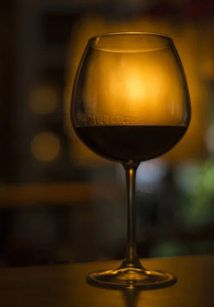 暗いの居心地の良いバーのインテリアにフランス メルロー赤ワインのガラス — ストック写真