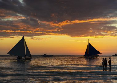 Yelkenli tekneler ve turistler boracay Adası Filipinler ile güzel tropikal gün batımı