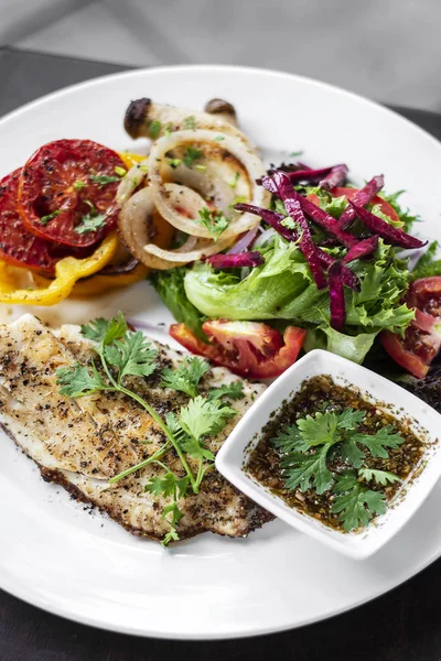 Tilapia Fischfilet Mit Gemischtem Salat Gegrilltes Gemüse Und Kräutervinaigrette Sauce — Stockfoto
