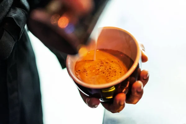 Att Göra Espressokaffe Närbild Detalj Hälla Mjölk Med Modernt Café — Stockfoto