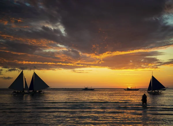 美丽的热带日落与帆船和游人在长滩岛海岛菲律宾 — 图库照片
