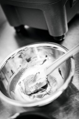 modern profesyonel ekipman hazırlık ayrıntılı olarak mutfak iç siyah beyaz fotoğraf ile yapım gelato dondurma