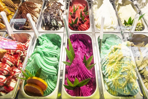 Διάφορες Ιταλικό Gelato Παγωτό Γεύσεις Σύγχρονο Κατάστημα Εμφάνιση Παραθύρου — Φωτογραφία Αρχείου
