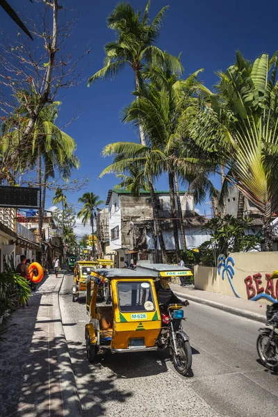 市内中心部の主要道路にトゥクトゥクのトゥクトゥク トライク タクシー ローカル転送島フィリピン — ストック写真
