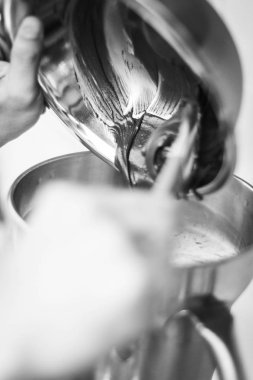 modern profesyonel ekipman hazırlık ayrıntılı olarak mutfak iç siyah beyaz fotoğraf ile yapım gelato dondurma