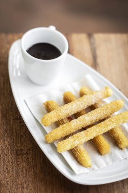 churros con Çikolata geleneksel İspanyol tatlı kahvaltı seti ahşap masa üzerinde