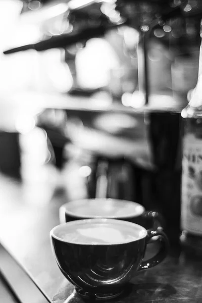 Café Espresso Negro Blanco Detalle Cerca Con Moderna Cafetera Vasos —  Fotos de Stock