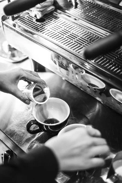 モダンなカフェのマシンと眼鏡詳細アップ ブラック ホワイト エスプレッソ コーヒーを作る — ストック写真