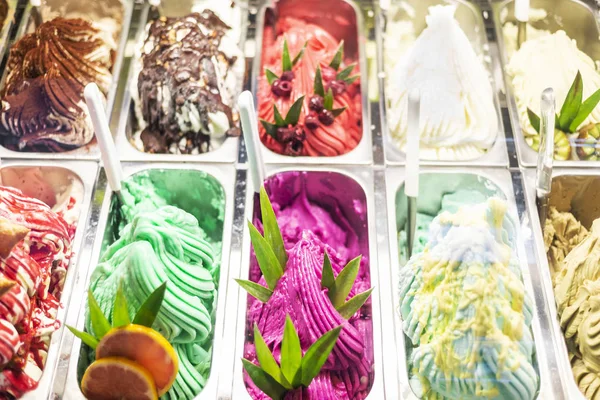 Różnych Smaków Lodów Gelato Włoski Nowoczesny Sklep Okna — Zdjęcie stockowe