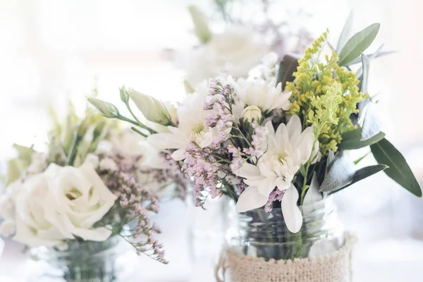 Rustikt Romantisk Pastell Blomma Arrangemang Dekoration Detalj Bröllops Bord — Stockfoto