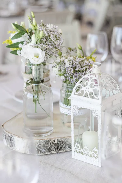 結婚式のテーブルに素朴なロマンチックなパステル調の花アレンジ装飾詳細 — ストック写真