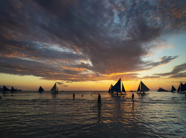 Όμορφο Τροπικό Ηλιοβασίλεμα Ιστιοφόρα Και Τουρίστες Boracay Νησί Φιλιππίνες — Φωτογραφία Αρχείου