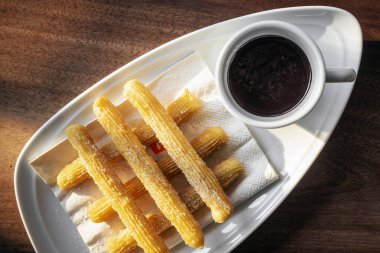 churros con Çikolata geleneksel İspanyol tatlı kahvaltı seti ahşap masa üzerinde