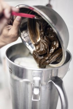 Mutfağın içinde modern profesyonel ekipman hazırlama detaylarıyla dondurma yapmak.