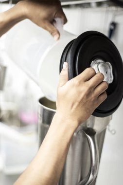 Mutfağın içinde modern profesyonel ekipman hazırlama detaylarıyla dondurma yapmak.