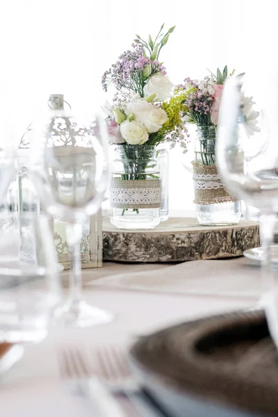 Rusztikus Romantikus Pasztell Virág Elrendezése Dekoráció Részletek Esküvői Asztalra — Stock Fotó