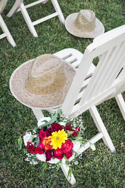 Rustic Hat Flower Bouquet Rural Garden Scene Sunny Summer Day — Stock Photo, Image