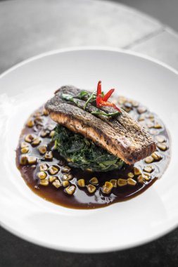 haşlanmış ıspanak ve Mısır tatlı soya ve istiridye sosu ile somon fileto