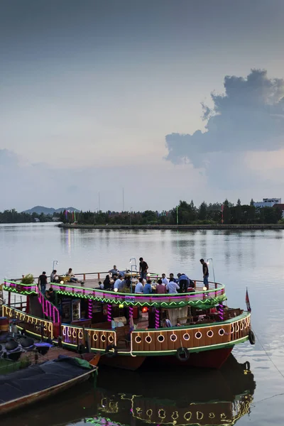 Výletní Restaurace Čluny Straně Západu Slunce Řeky Centrální Kampot Město — Stock fotografie