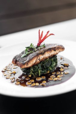 haşlanmış ıspanak ve Mısır tatlı soya ve istiridye sosu ile somon fileto