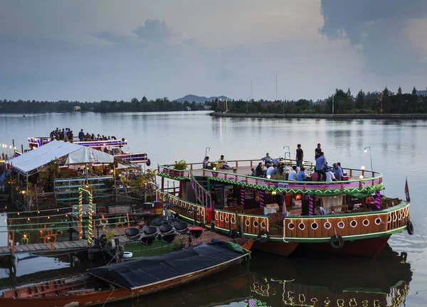 Turist Restaurang Båtar Sunset Flodsidan Centrala Kampot Staden Kambodja — Stockfoto