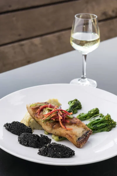 Red Snapper Fish Fillet Vegetables Black Rice Black Sesame Seeds — Stock Photo, Image