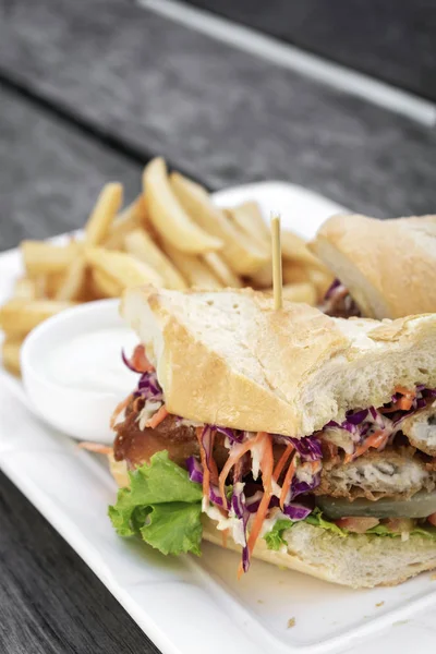 虐待を受けた新鮮な魚のフライ フィレ肉サンドイッチ フライド ポテト コールスロー サラダとタルタル ソース添え — ストック写真